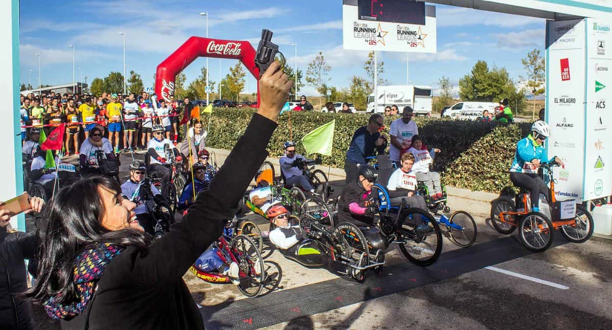 Irene Villa, madrina de la carrera, dio el pistoletazo de salida de las carreras de 10 y 5 kilómetros.