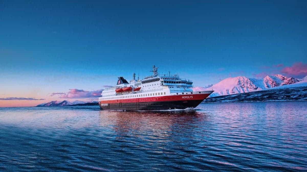 Hurtigruten Kreuzfahrt: 13 Tage Norwegen & Polarkreis €1.999 mit Flug ms_nordlys_norway_winter_hgr_164006_ole_salomonsen