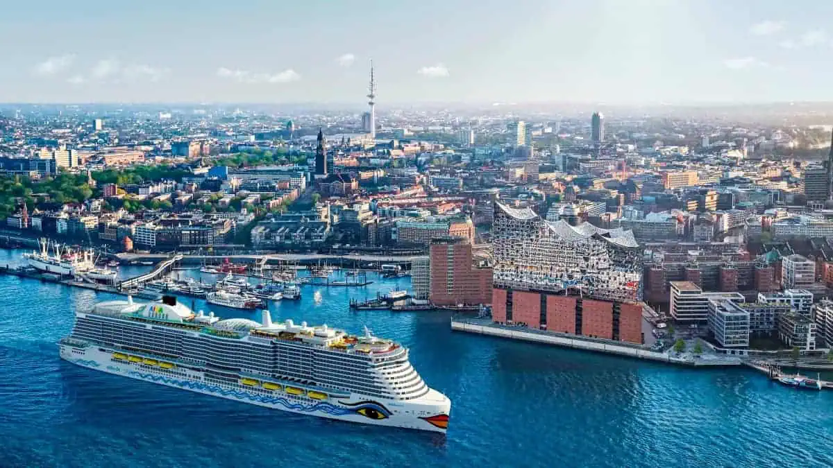 Die AIDAnova vor der Skyline von Hamburg.