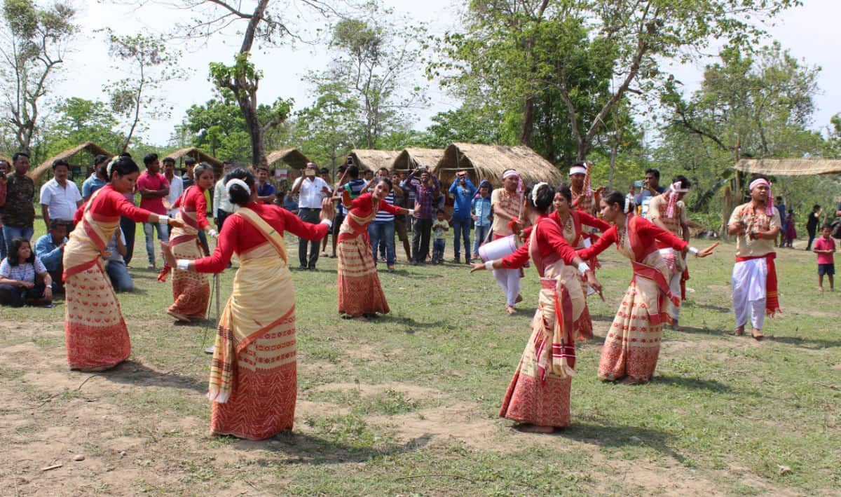 Best Group Folk Dances in Indian States 2 Indian folk dances: Bihu Dance @www.lemonicks.com