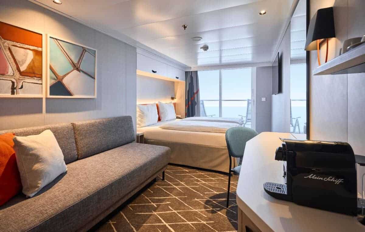 mein-schiff-relax-balkonkabine-bett-fenster