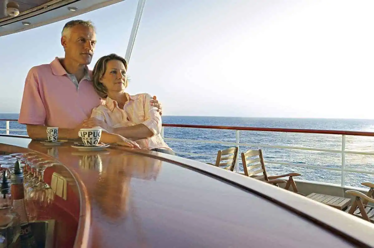 AIDAaura und AIDAvita Ocean Bar (c) AIDA Cruises