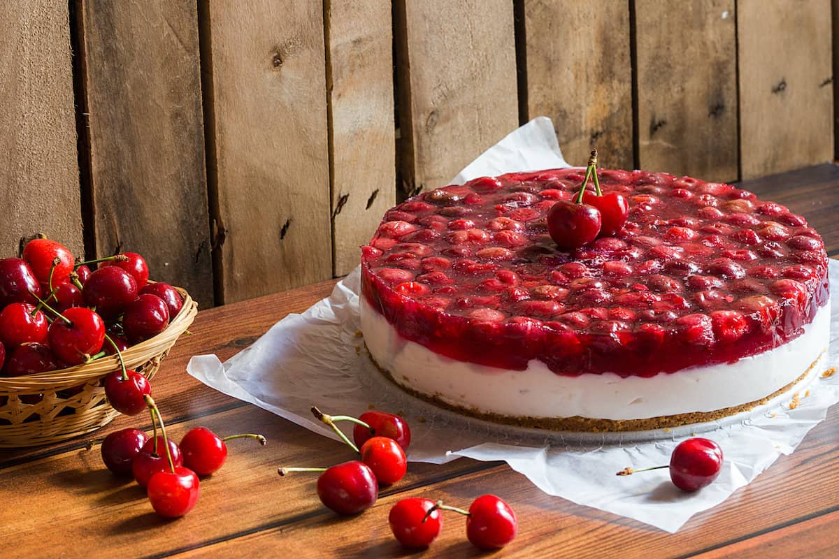 Cold cheesecake is refreshing in summer