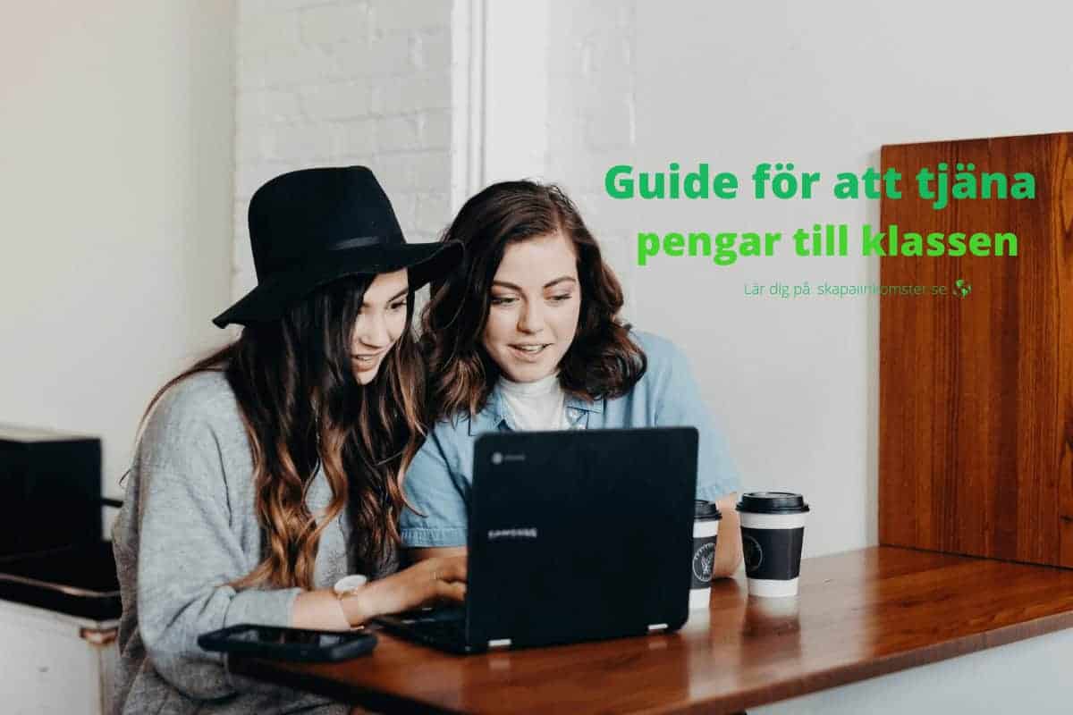 Två personer sitter vid ett bord och läser på en laptop om hur de kan tjäna pengar till klassen som är skrivet i grön text.