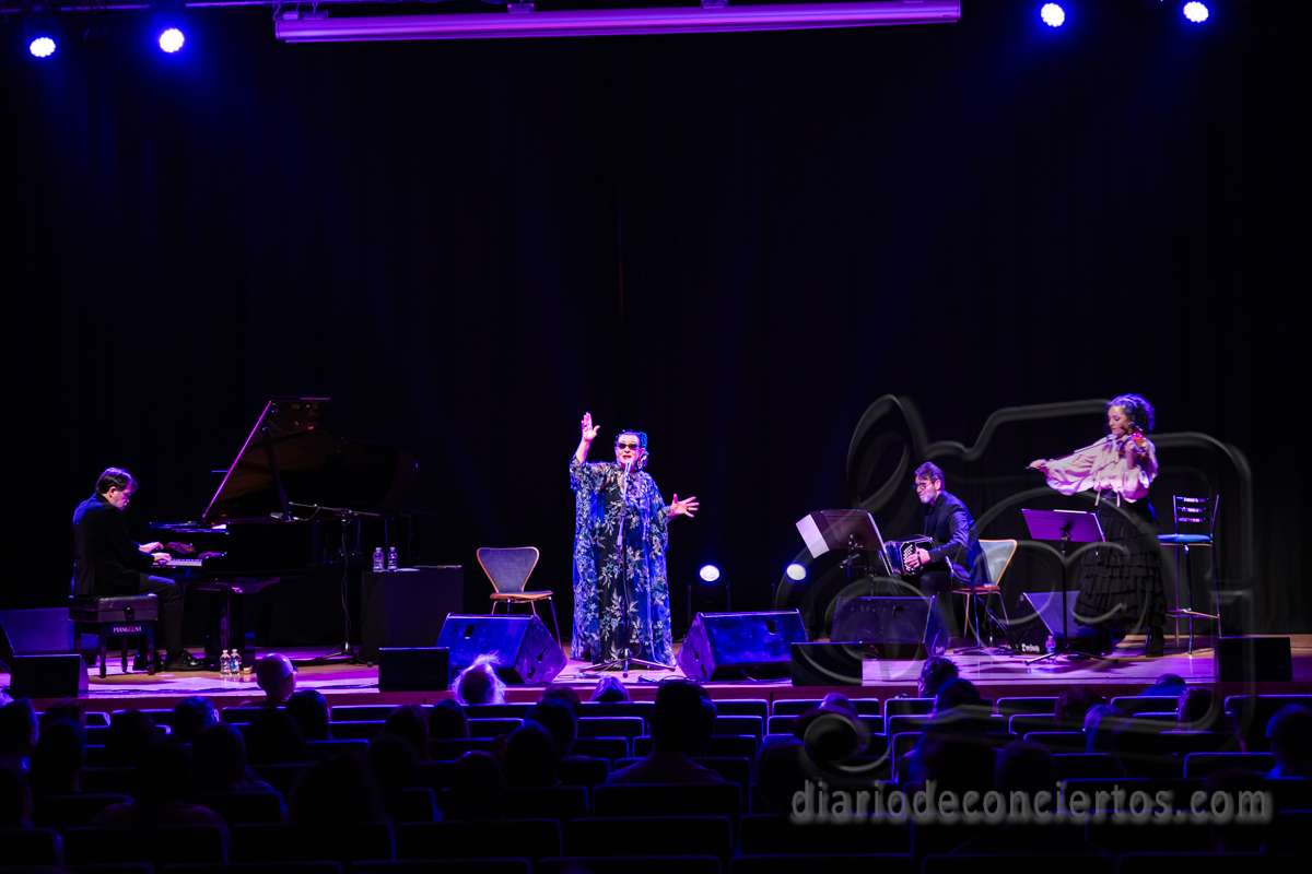 Escenario del Palacio de Congresos de Salamanca con Martirio cantando con los brazos abiertos, junto a un pianista, un bandoneonista y una violinista en plena ejecución.