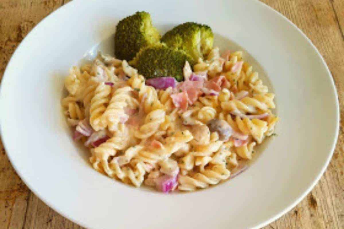 Cheese and ham pasta bake