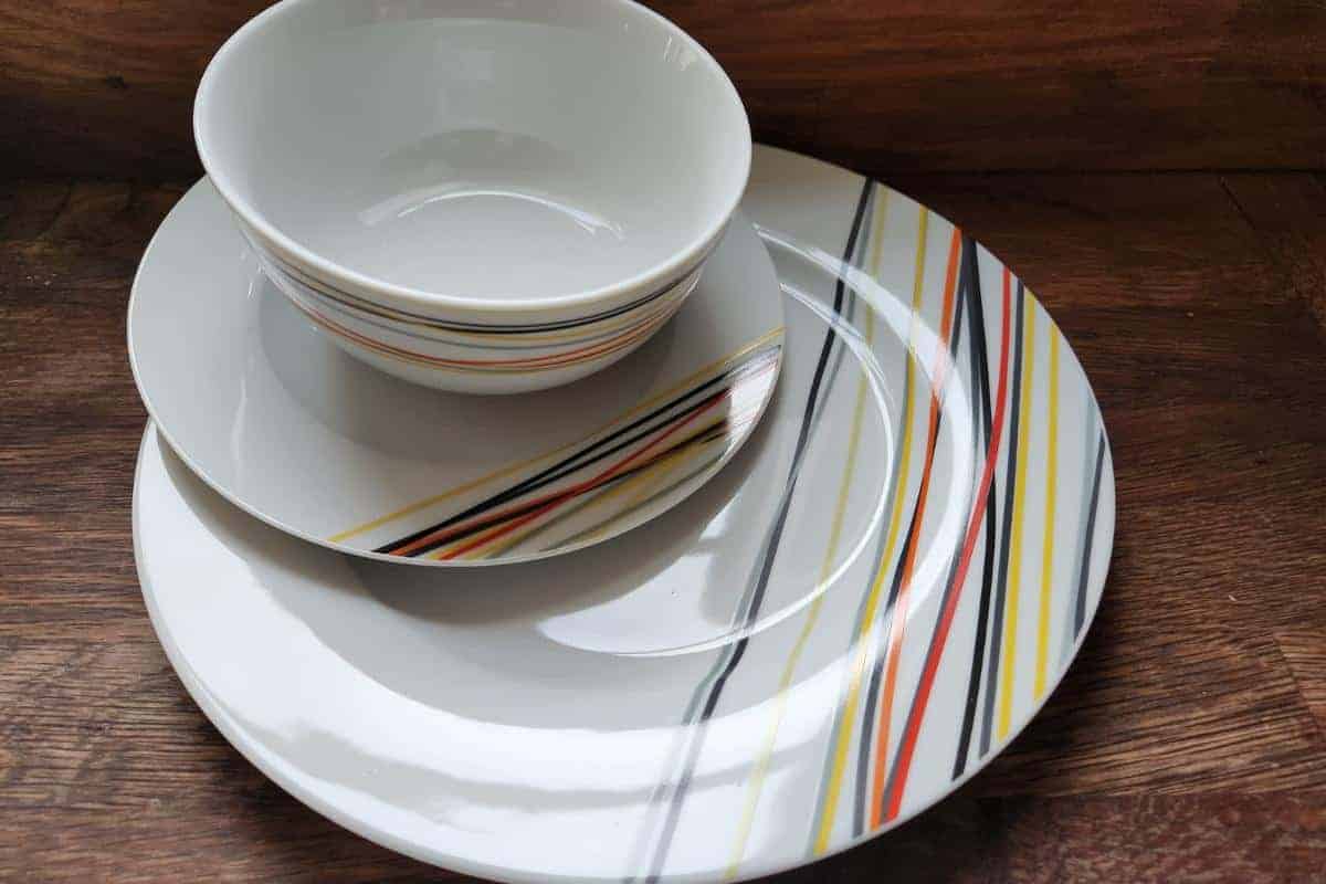 Plates with coloured lines on a white background.