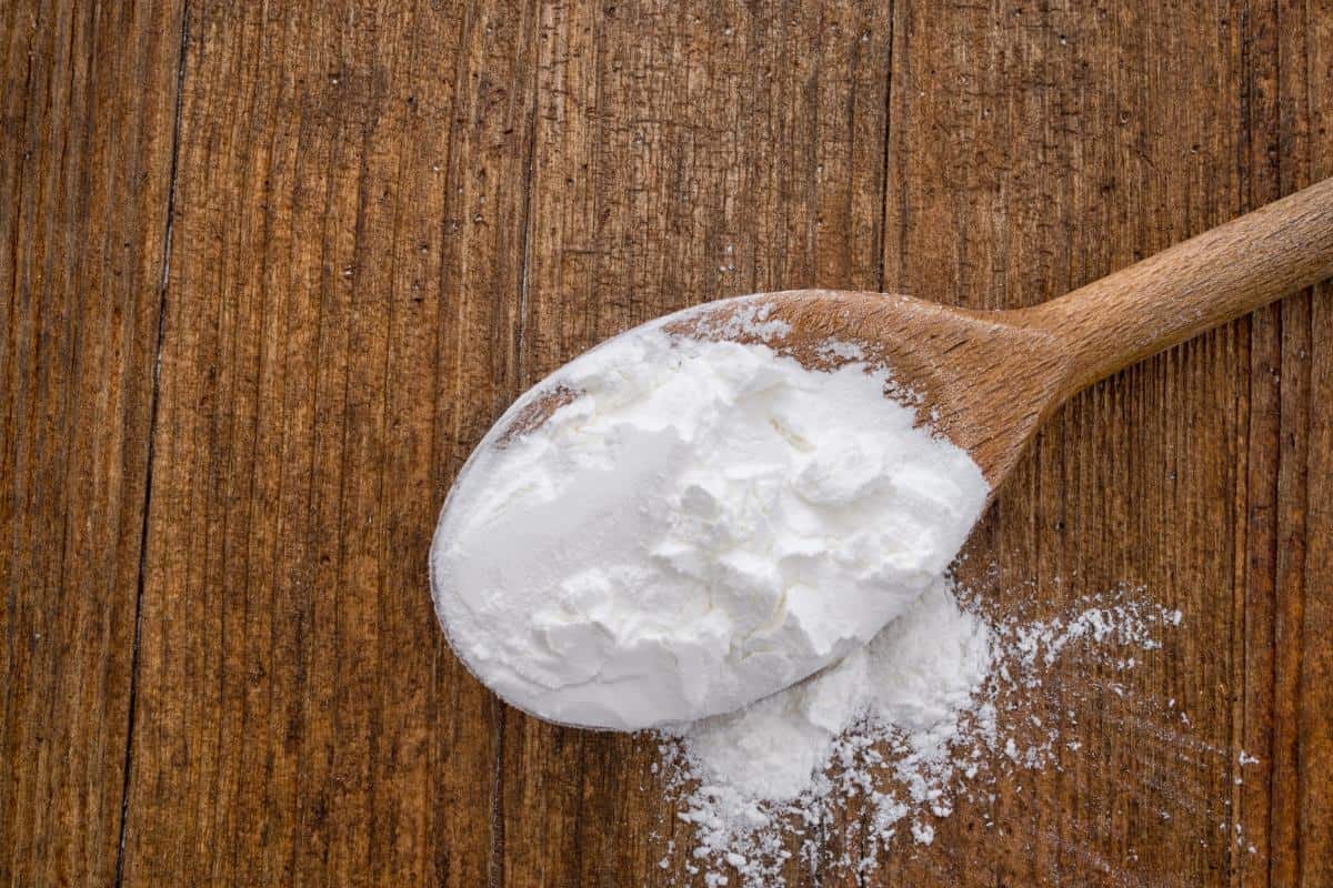 A wooden spoon of cornflour.