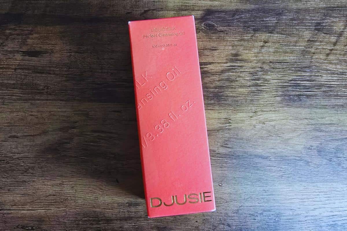 box containing a bottle of DJUSIE Liquid silk cleansing oil.