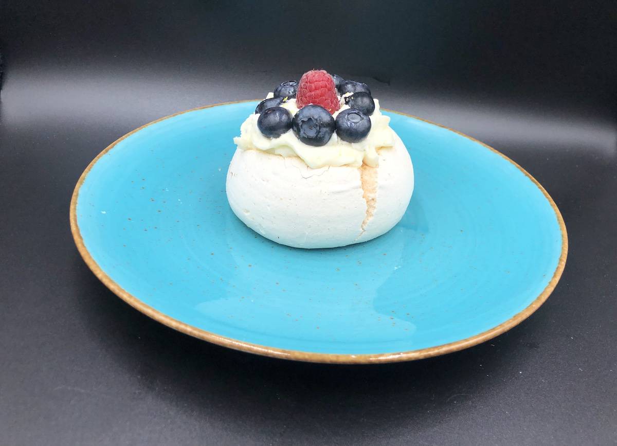 Beza - Polish filled meringue on a blue plate.