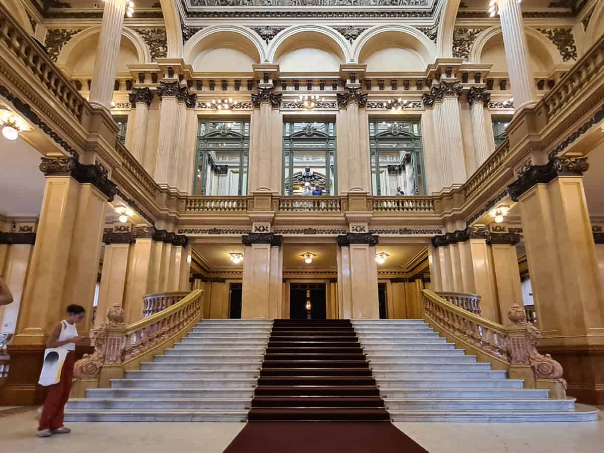 Голямото стълбище в Teatro Colon Буенос Айрес. Разкошният интериор се отличава с мраморни стъпала, обградени от богато украсени балюстради и класически коринтски колони. Таванът може да се похвали с елегантни витражи и детайлна мазилка.