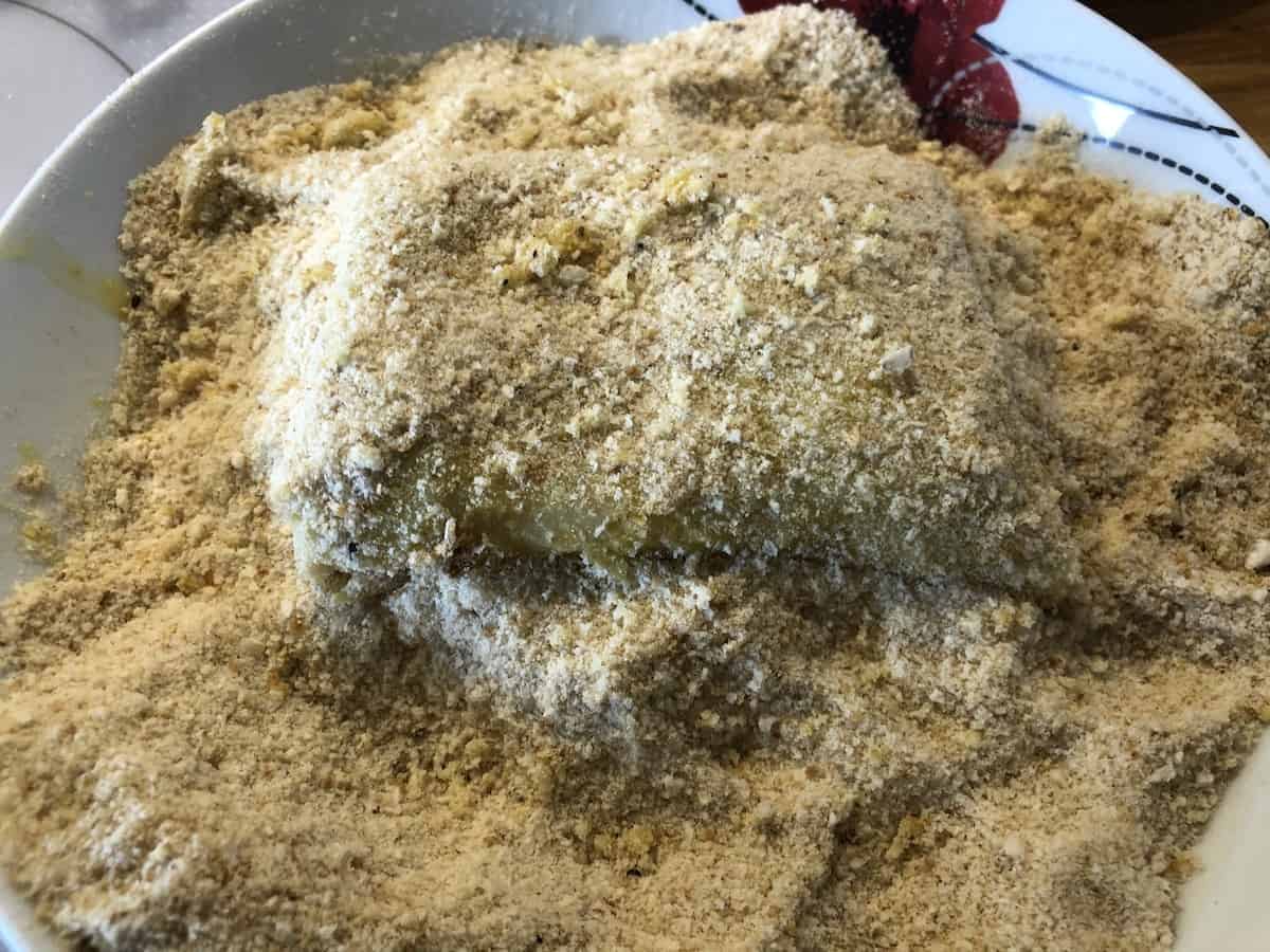 Coat the krokiet with breadcrumbs.