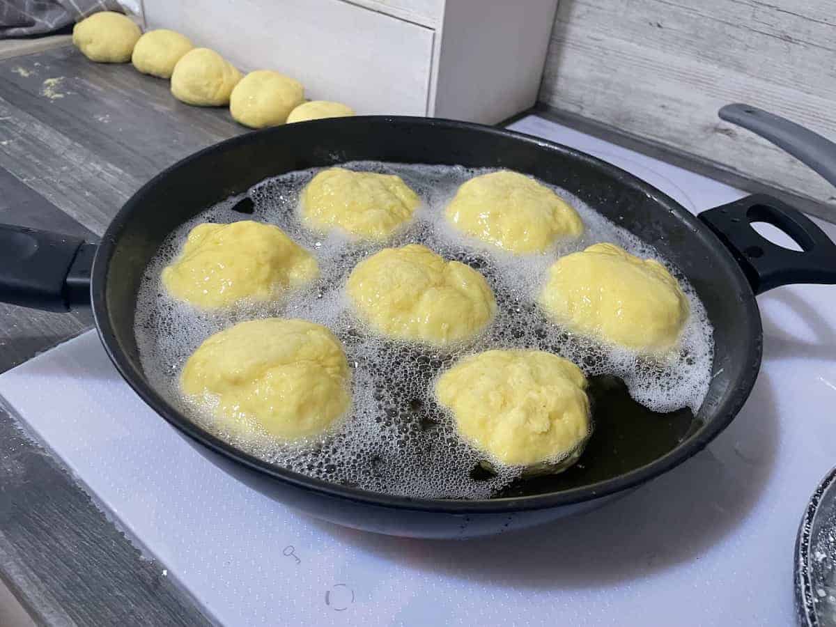 Fry the paczki in oil.