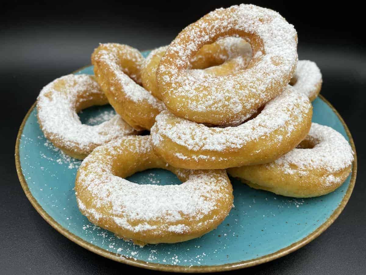 Oponki Polish donuts in a blue plate.