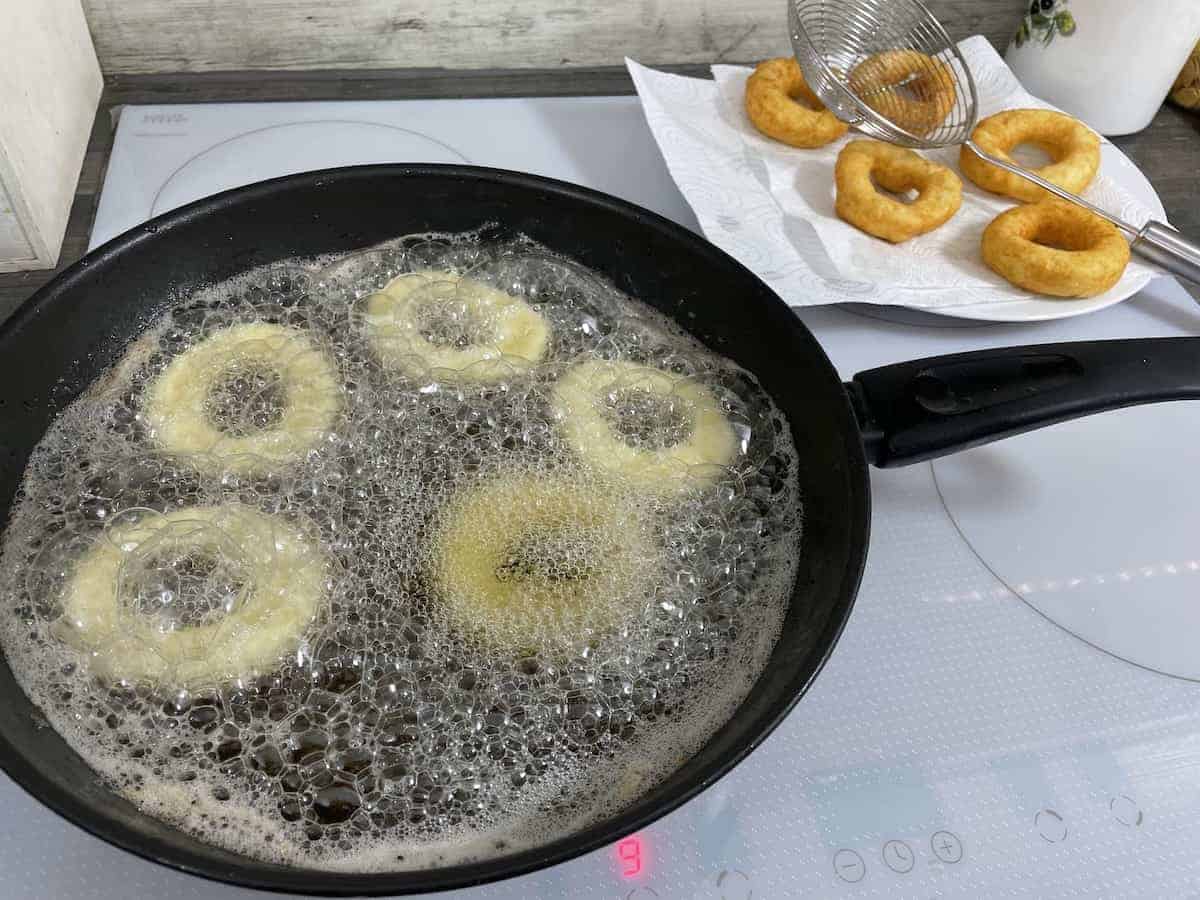 Fry oponki in oil.