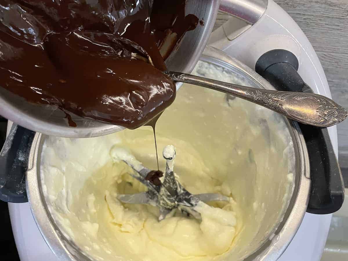 Add the melted chocolate to the whipped cream.