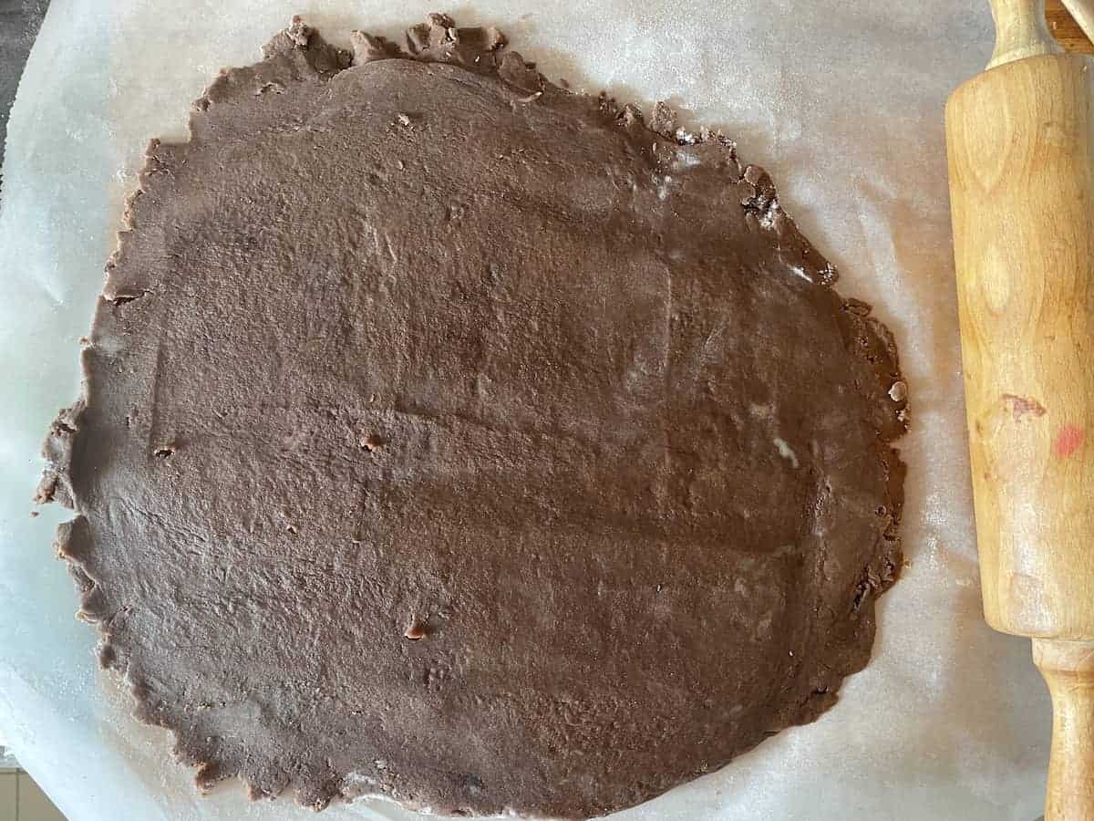 Roll out the chocolate mazurek dough.