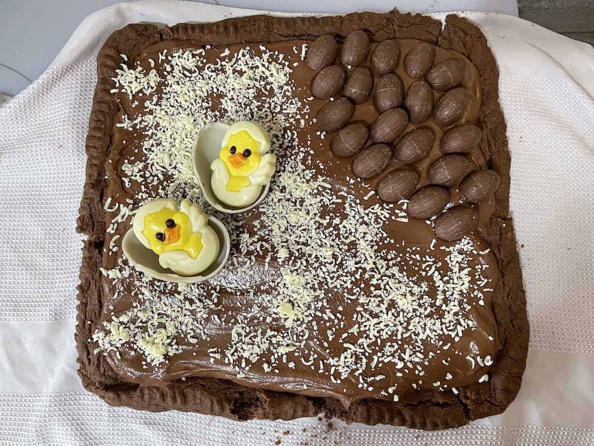 Chocolate mazurek with eggs and chicks.