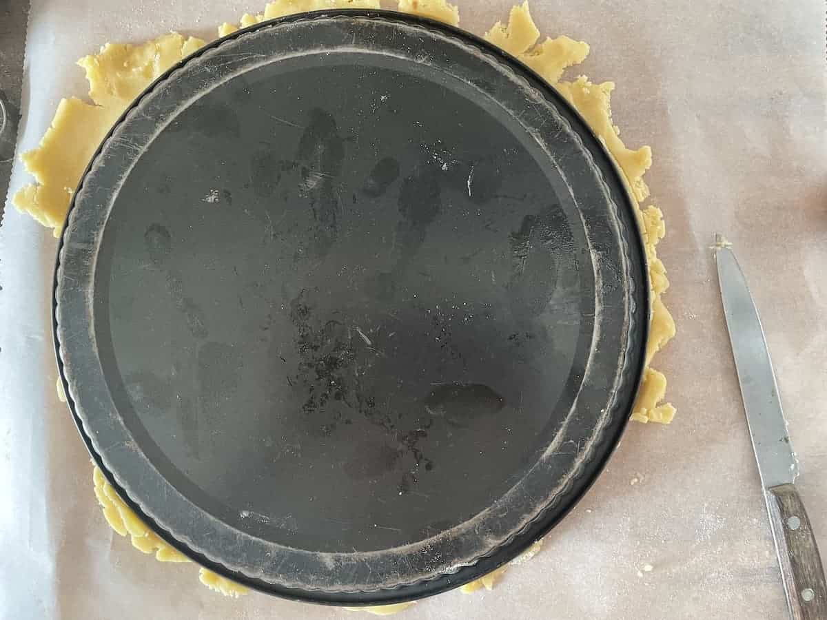 Use a baking pan to cut out a circle.