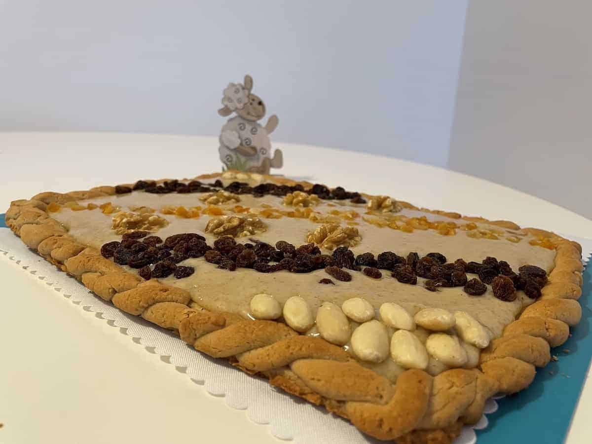 Decorate the walnut mazurek with nuts and peel.