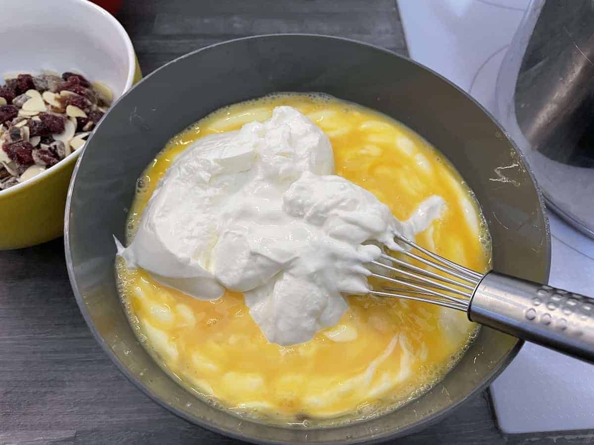 Mix the sour cream and eggs well.