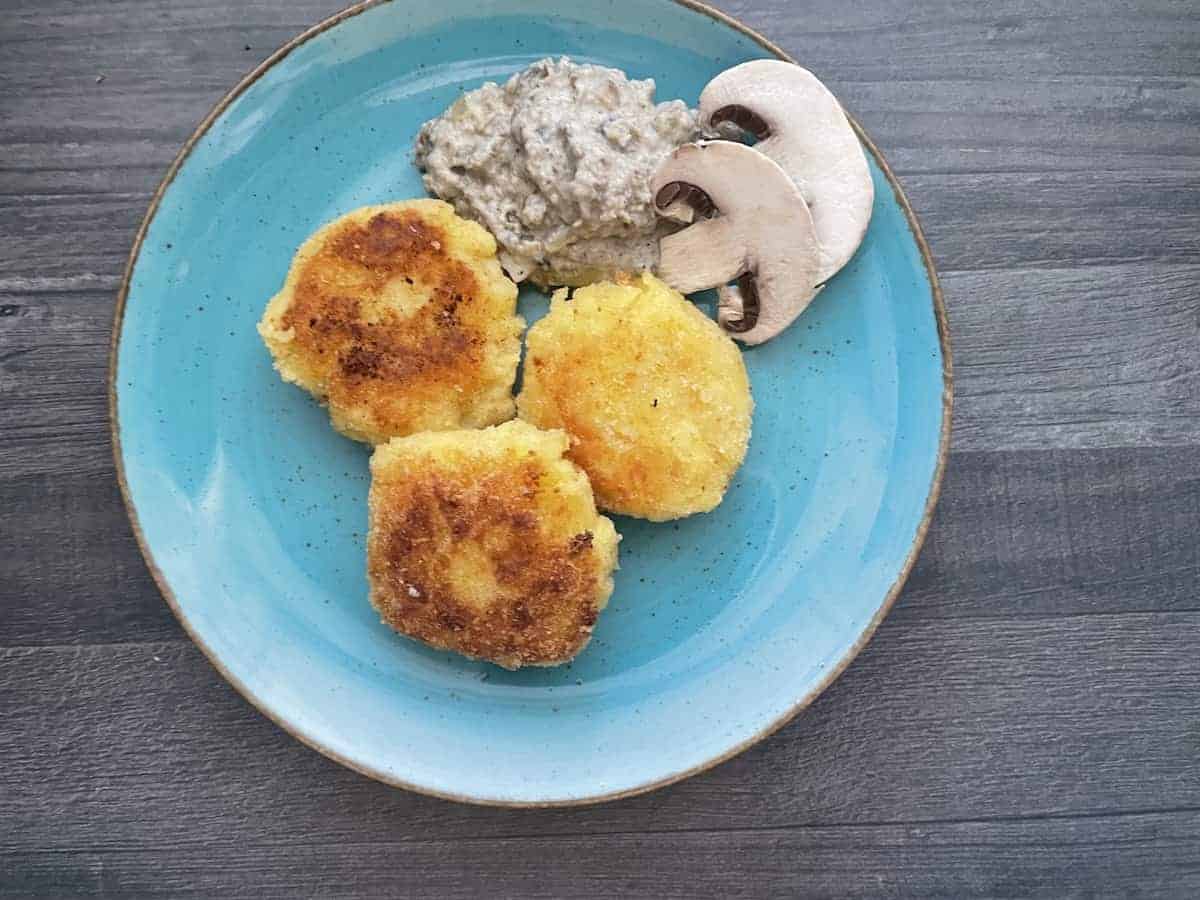 Serve potato cutlets with mushroom sauce.