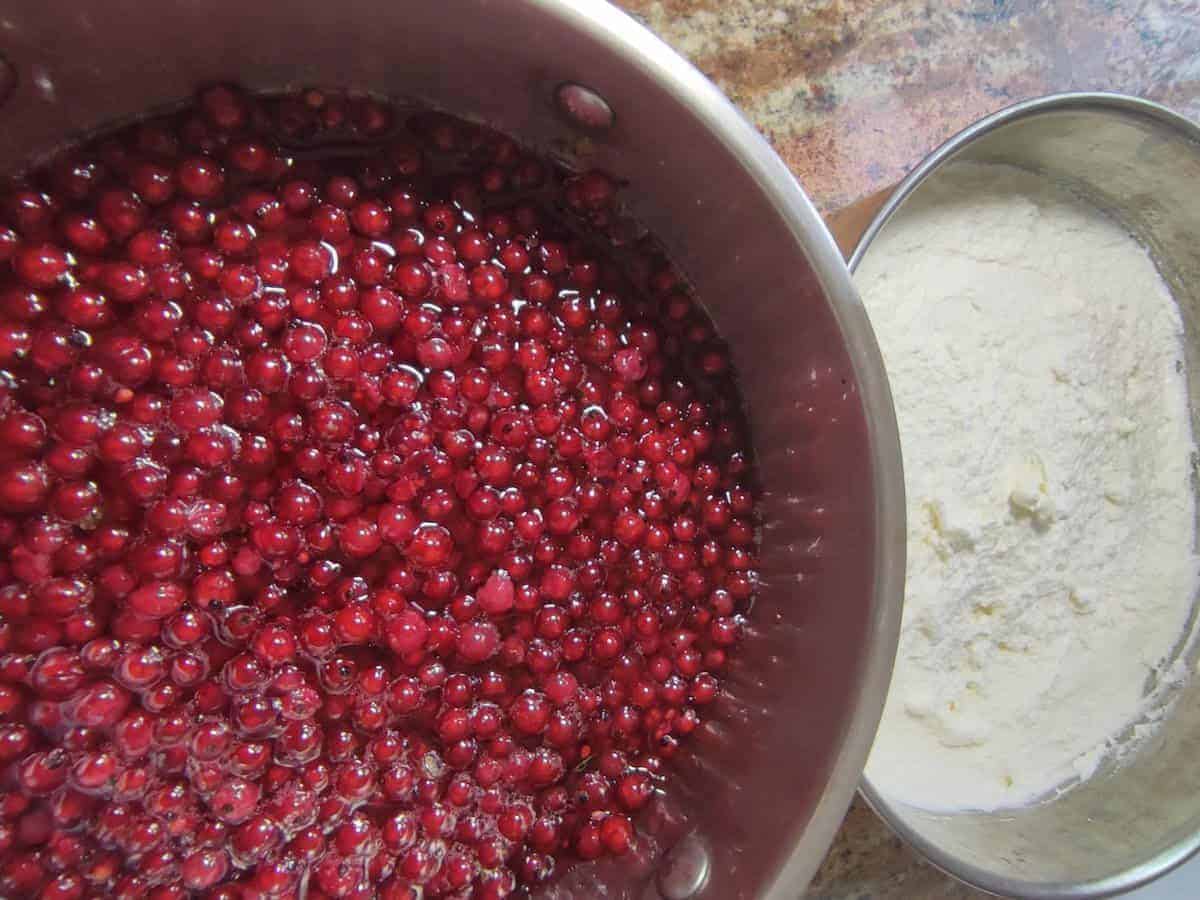 Place washed fruits on top of the Polish cold cheesecake