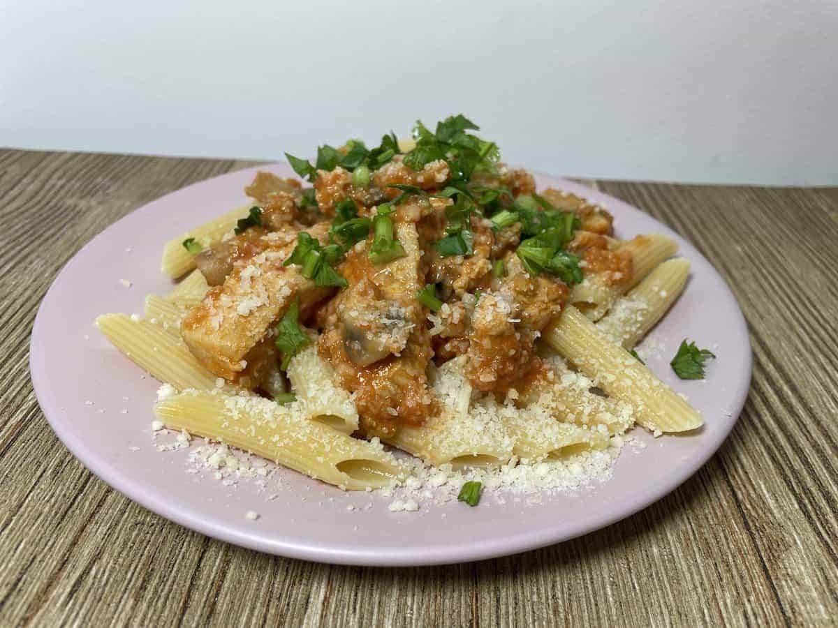 Delicious penne alla vodka with chicken.