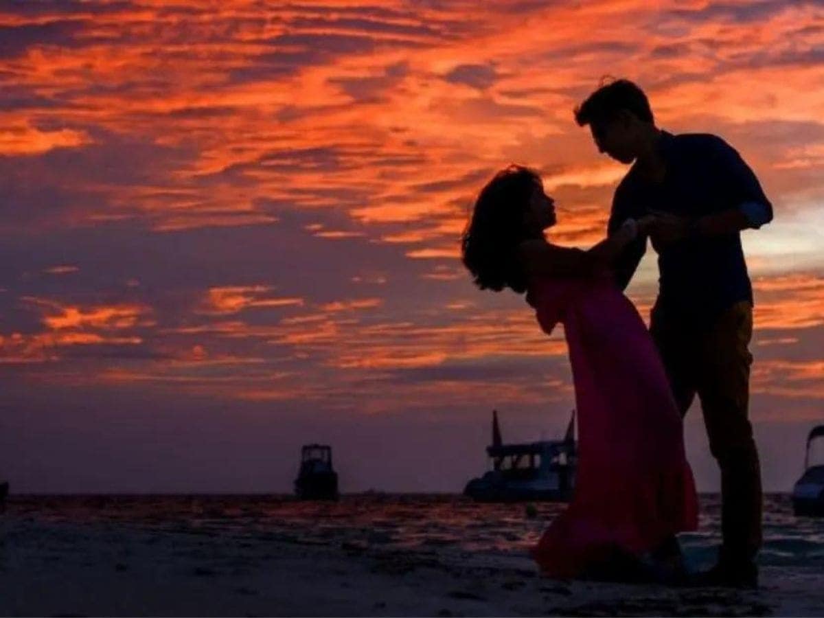 Valentines Day Useful Travel Gifts for Someone Who Loves to Travel. Valentines Day Useful Travel Gifts for Someone Who Loves to Travel. Couple at Sunset