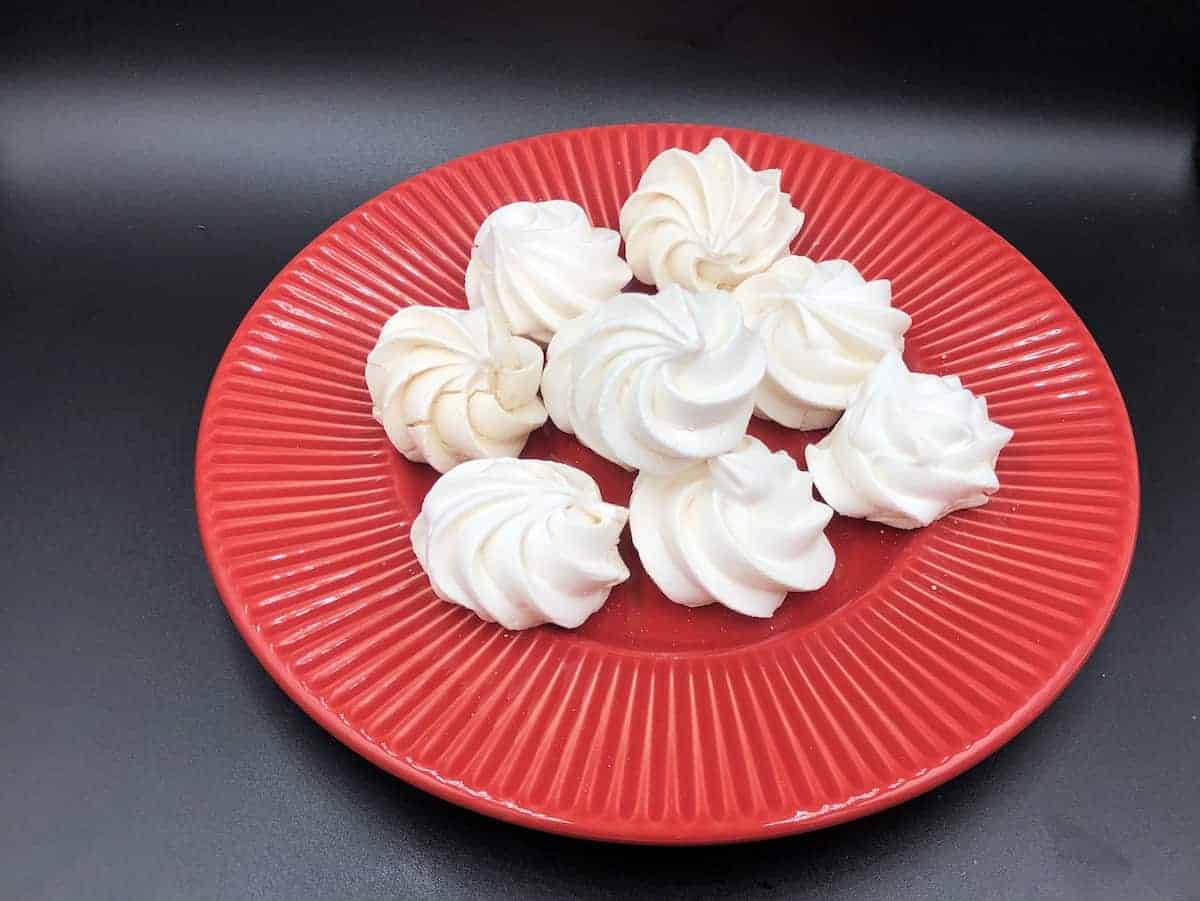 Polish beza meringues on a red plate.