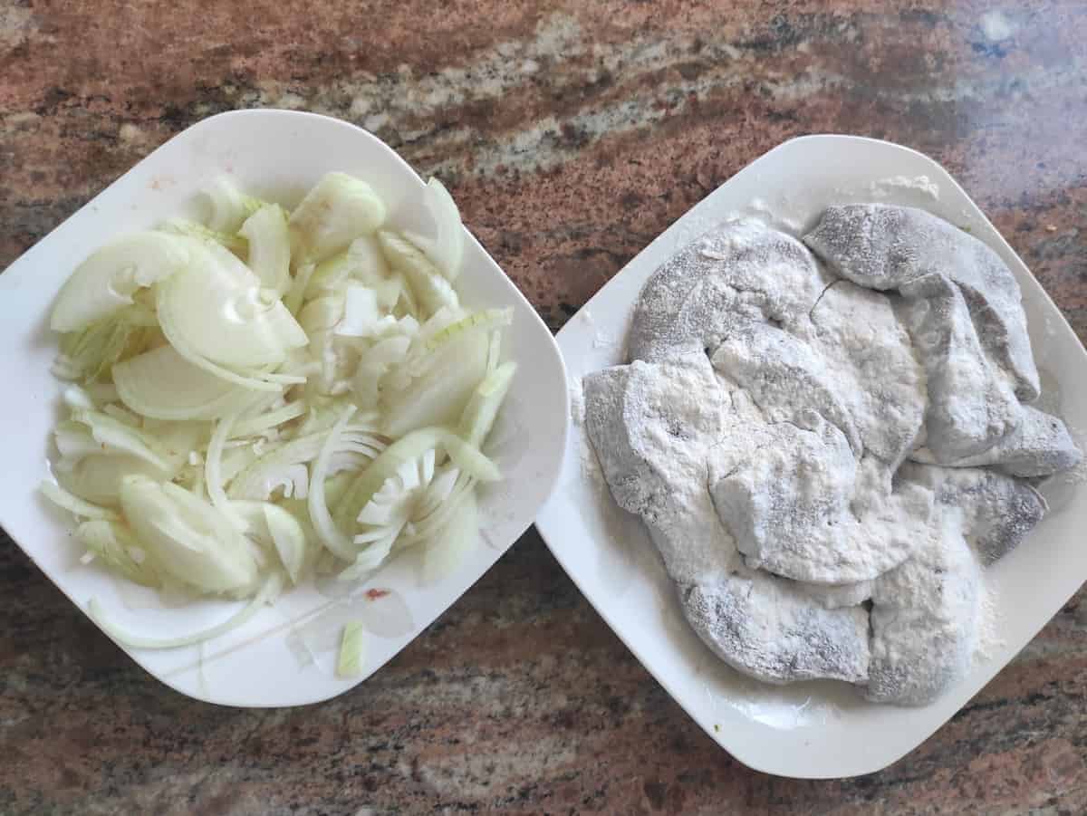 Pork liver coated with flour and chopped onions.