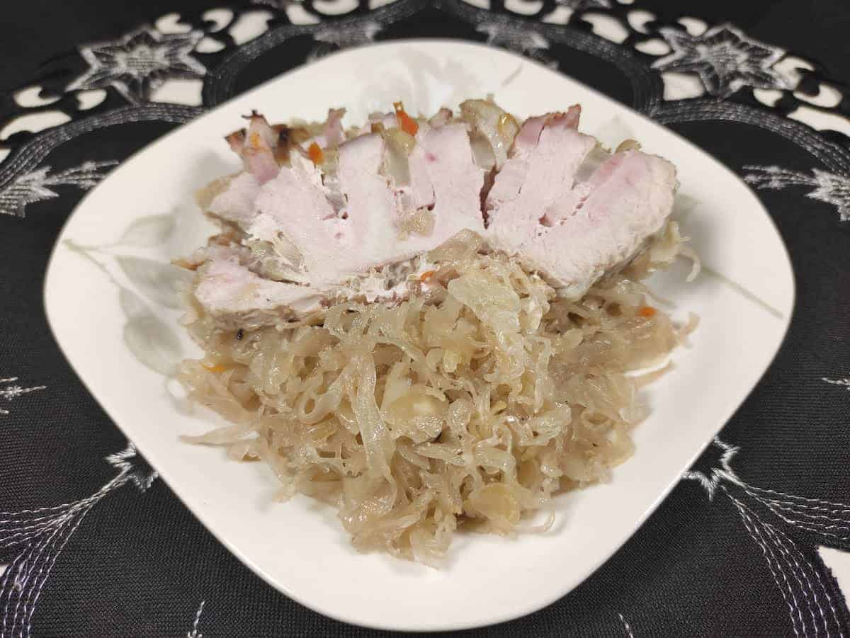 Pork rosettes with sauerkraut.