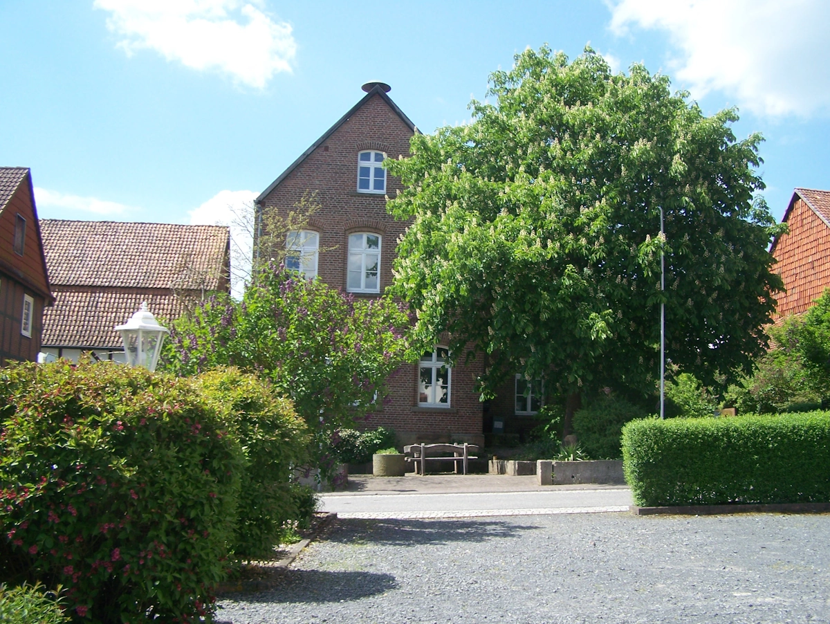 Coworking Nordhessen/Wolfhagen Außenansicht vorne. Auf dem Dorfplatz kann man morgens gemütlich in der Sonne verweilen/arbeiten.