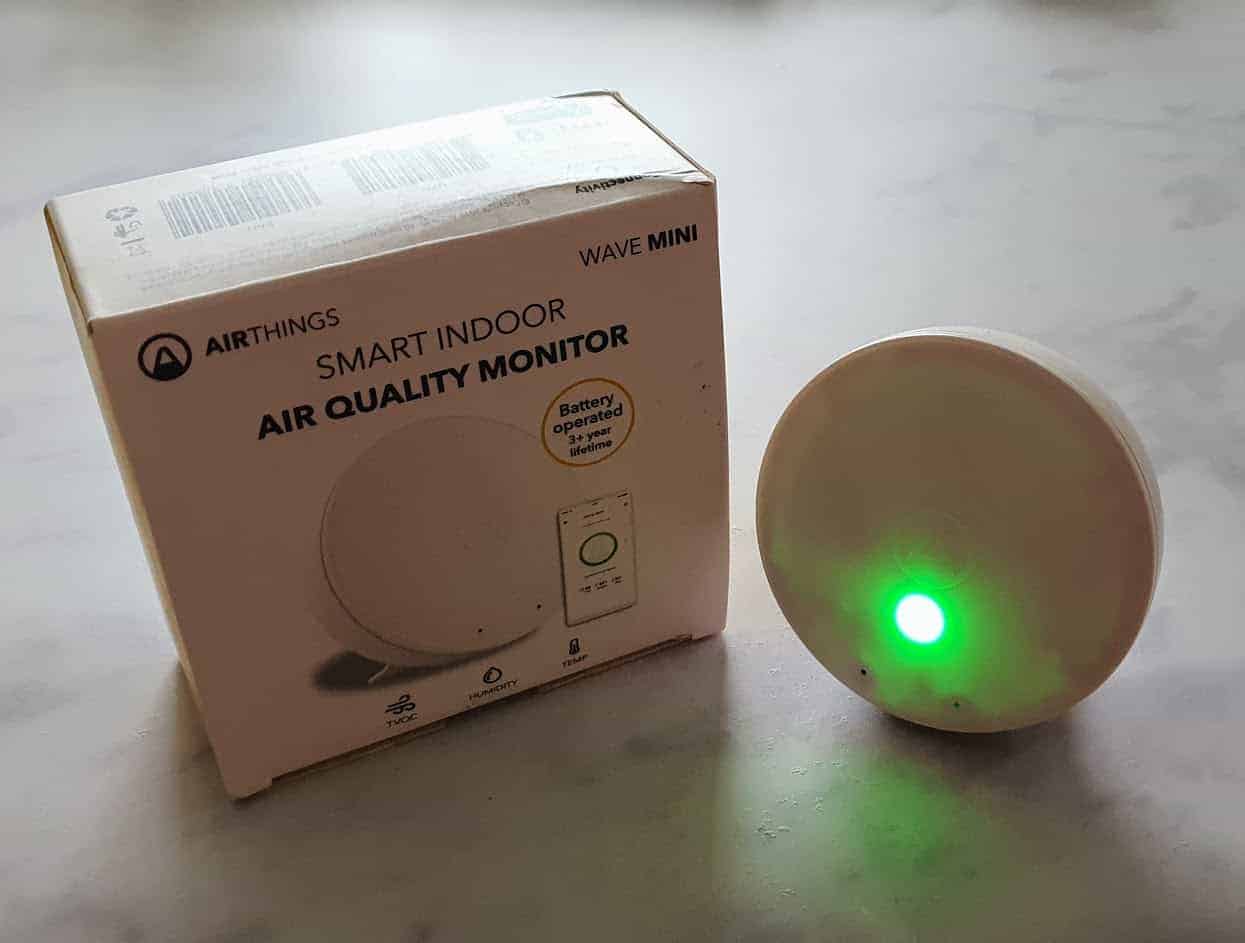 Airthings wave mini with green light illuminated