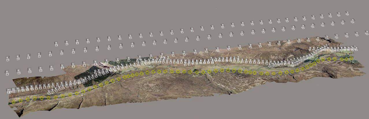 Images aérotriangulées et nuage de points 3D généré.
