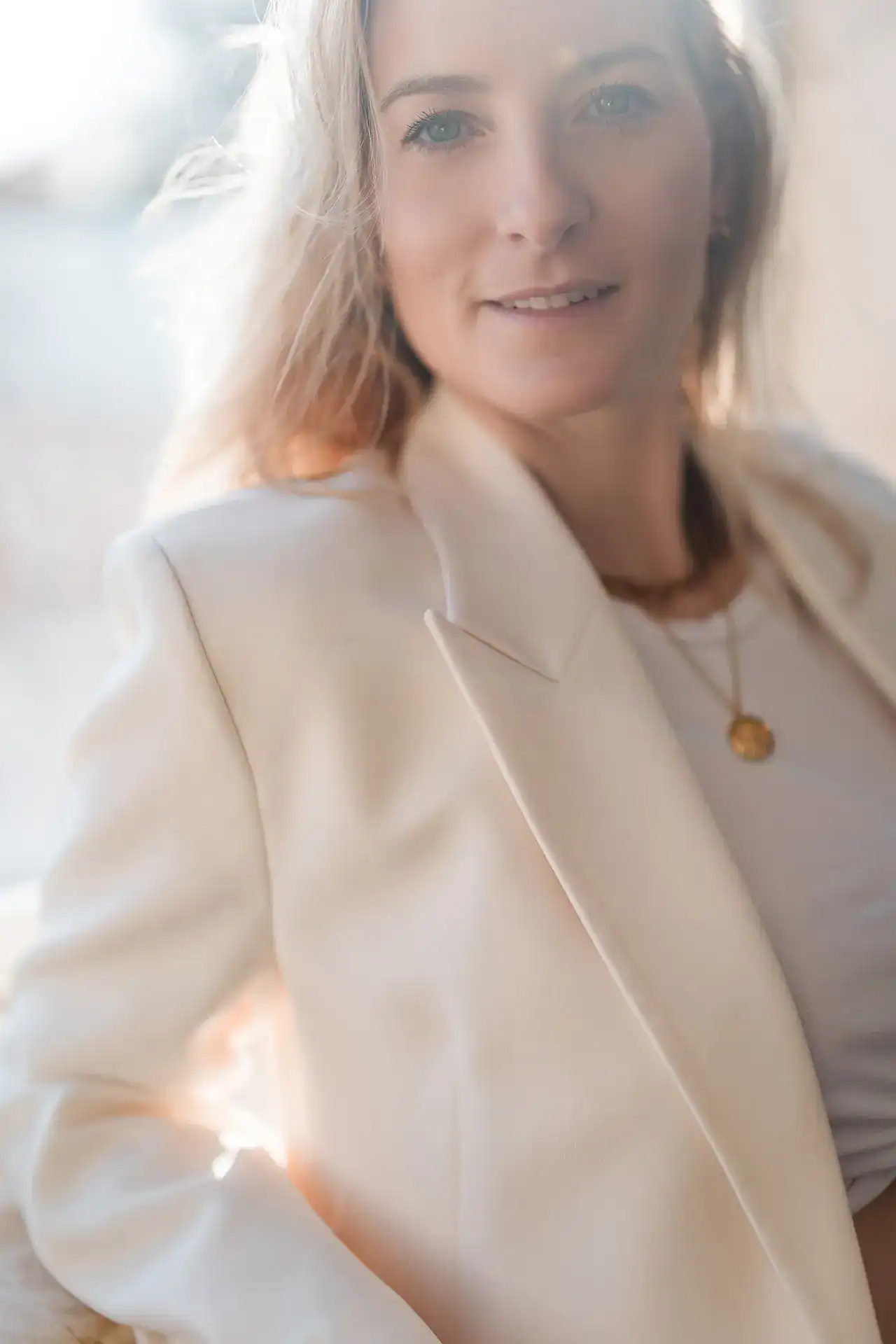 Portrait von Olivia Anina, Inhaberin und Geschäftsleiterin von OA. Brand Studio