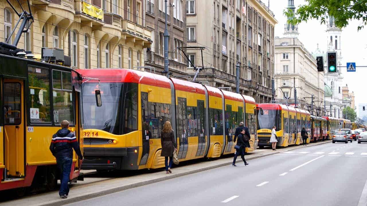 Spårvagnar, tunnelbana och stadsbussar tar dig runt i Polen