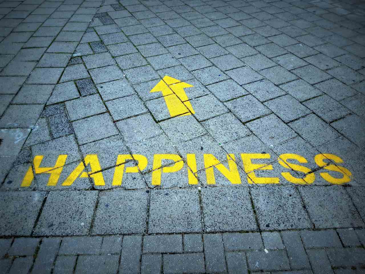 Inspiratiefoto happiness op straat geschreven voor Awareness Podcast: Follow your happiness