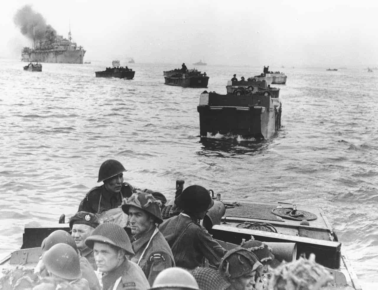 Canadese troepen verplaatsten zich in landingsvaartuigen richting Juno Beach voor een hun rol in de D-Day's landingen.