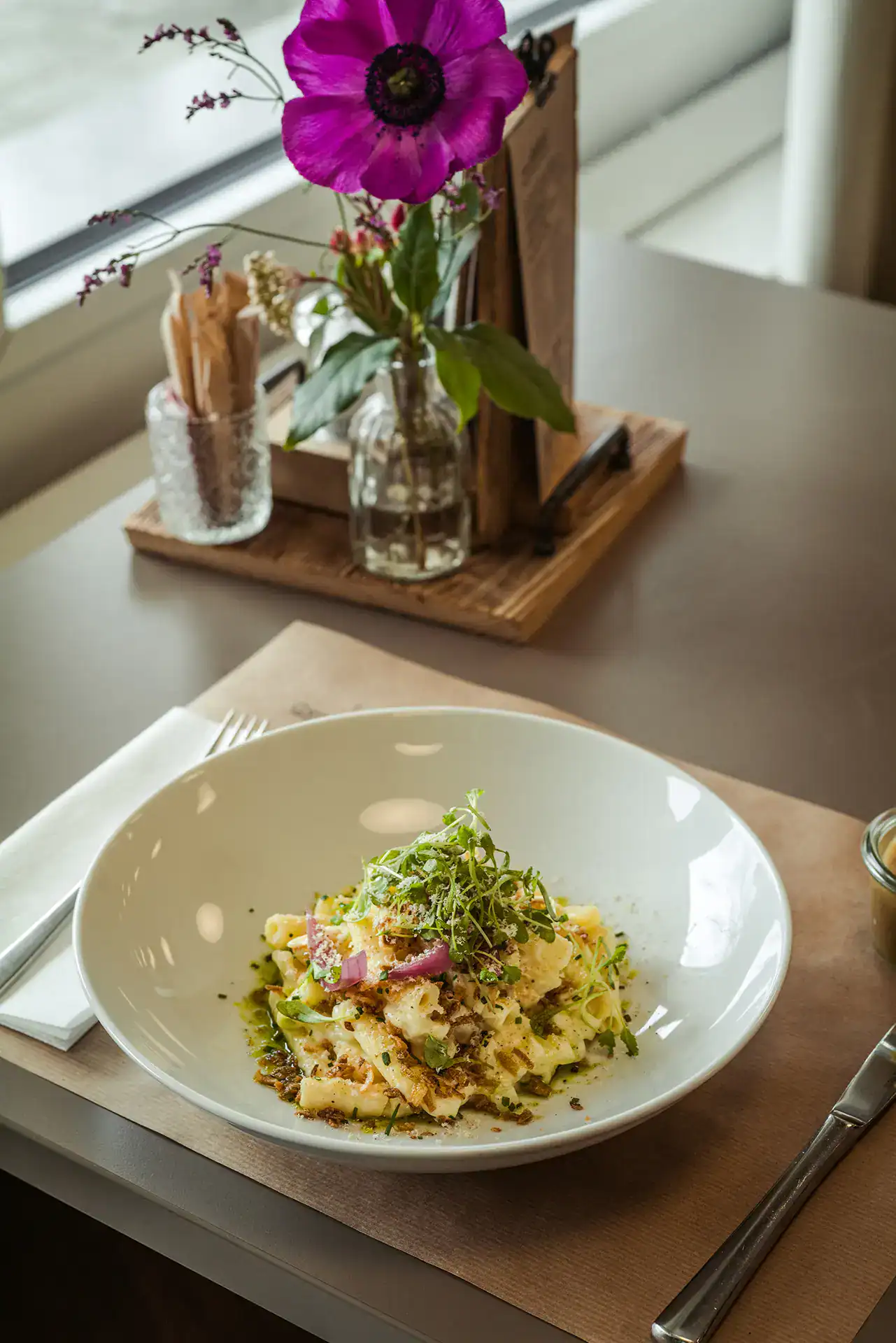 Pasta mit Kräutern und Sauce in einem Teller