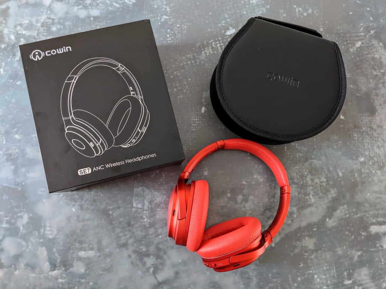 SE7 red headphones and packagin on grey surface