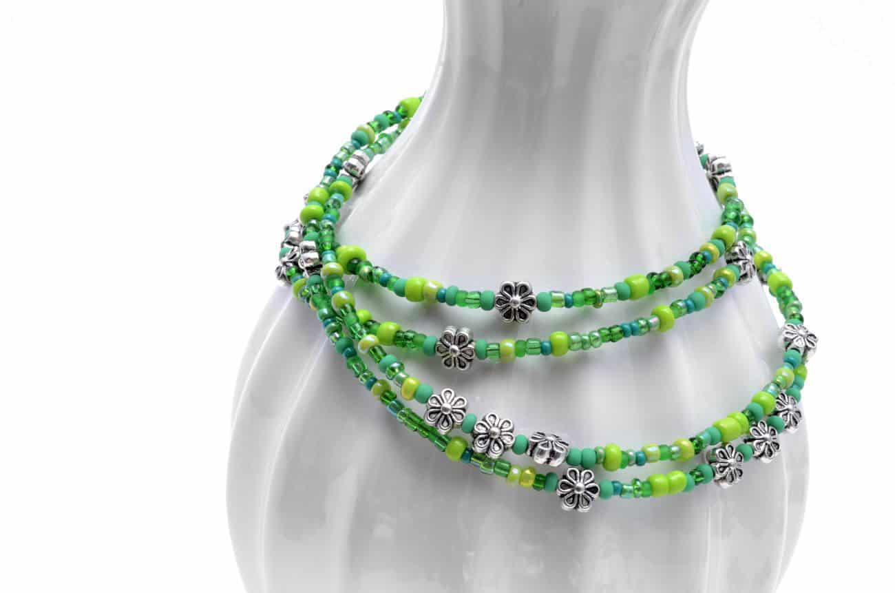 Halskette aus kleinen grünen Glasperlen