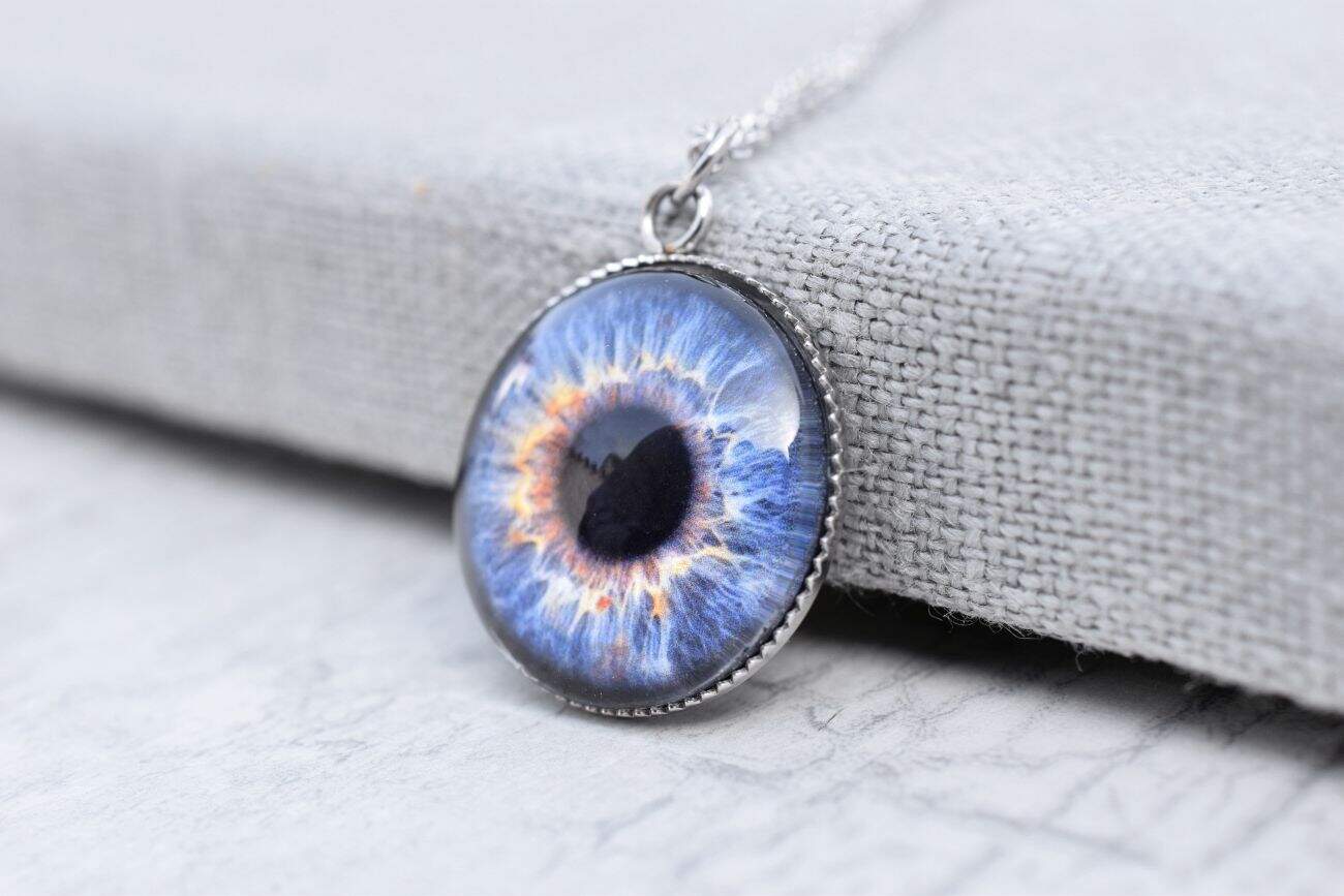 Augenanhänger mit realistischem Augendesign, hochwertiger Schmuck aus Silber, einzigartiger Silberschmuck, spezielle Anhänger, kreative Schmuckaccessoires.