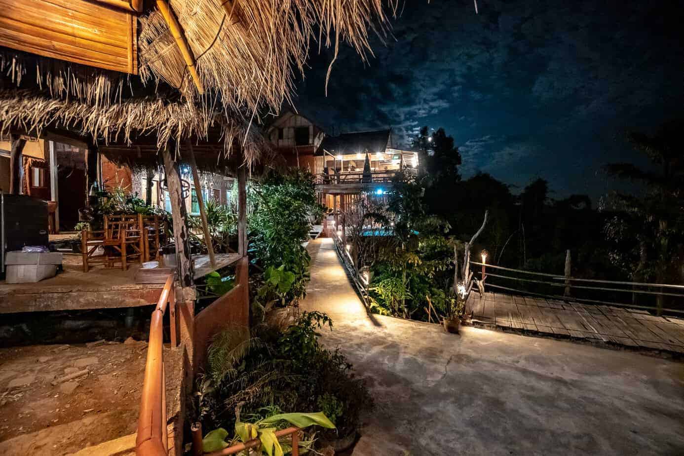 Chiang Rai: White Temple, Geheimtipps & Highlights im Norden Thailands 24 Akha Mudhouse bei Nacht