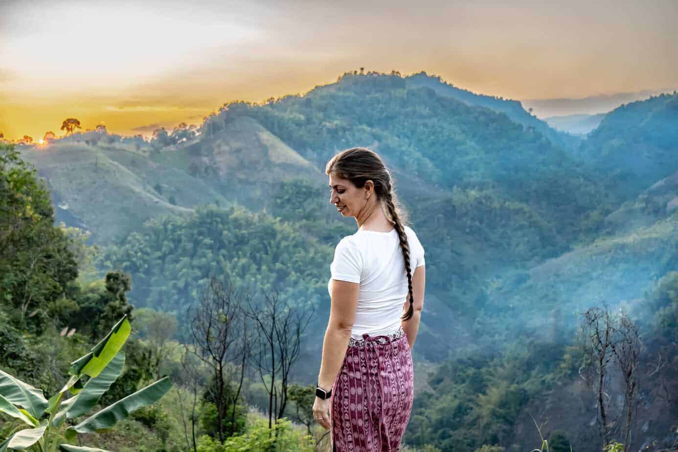 Chiang Rai: White Temple, Geheimtipps & Highlights im Norden Thailands 20 Barbara beim Sonnenuntergang in den Maesalong Mountains