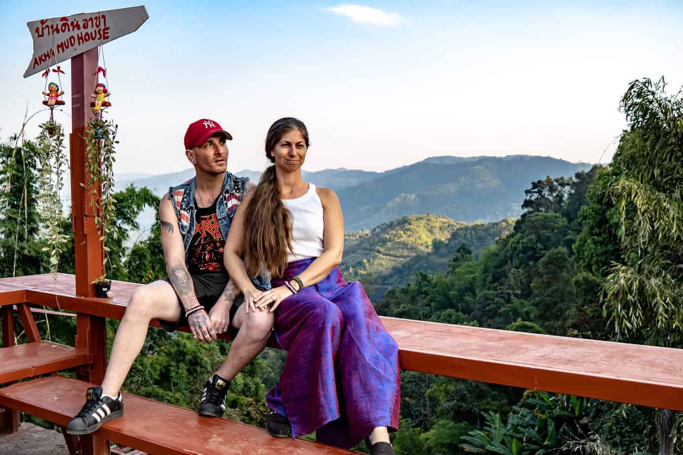 Chiang Rai: White Temple, Geheimtipps & Highlights im Norden Thailands 27 Barbara und Toby im Akha Mudhouse
