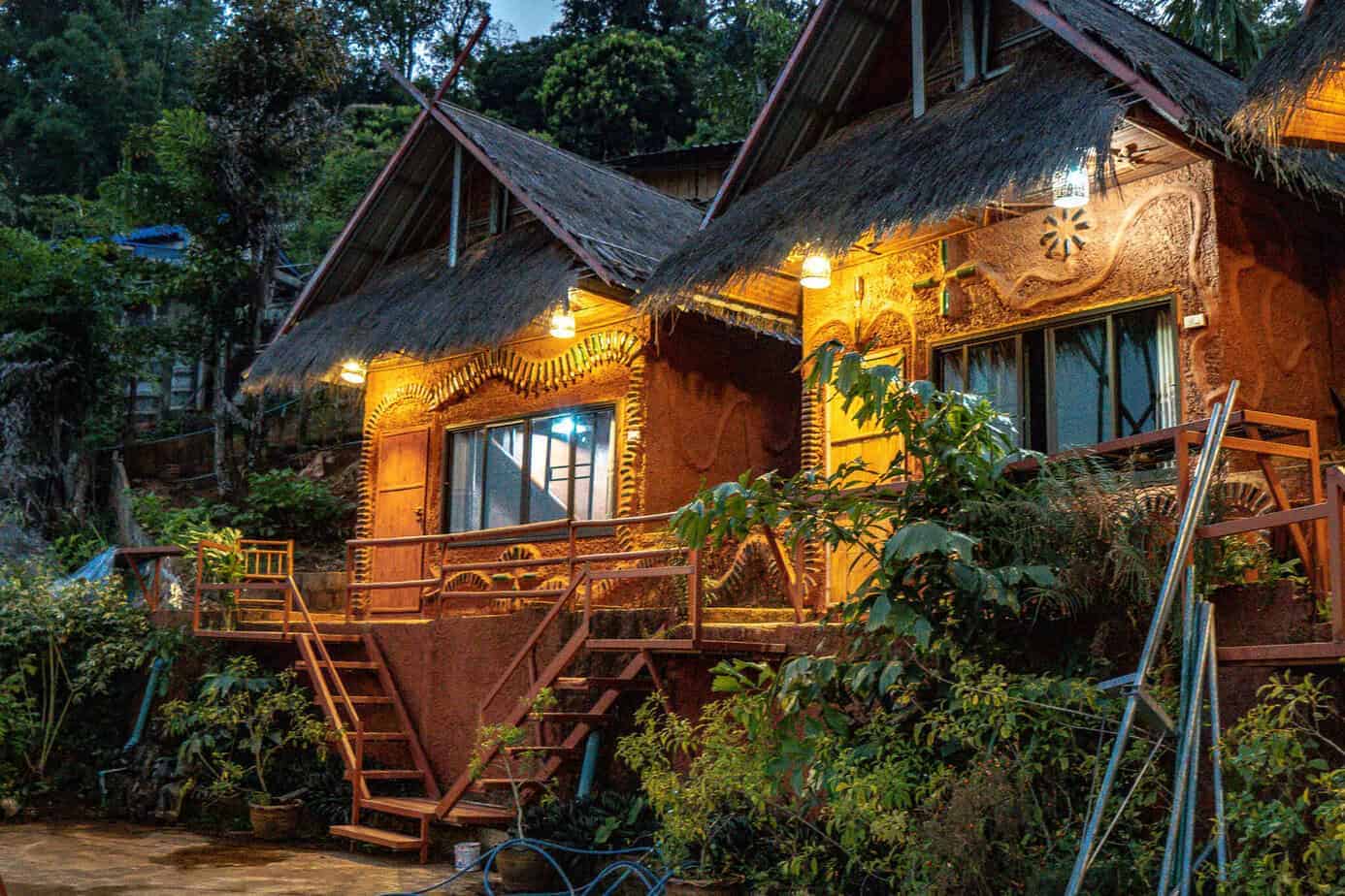 Chiang Rai: White Temple, Geheimtipps & Highlights im Norden Thailands 23 Lehmhäuser des Akha Mudhouse