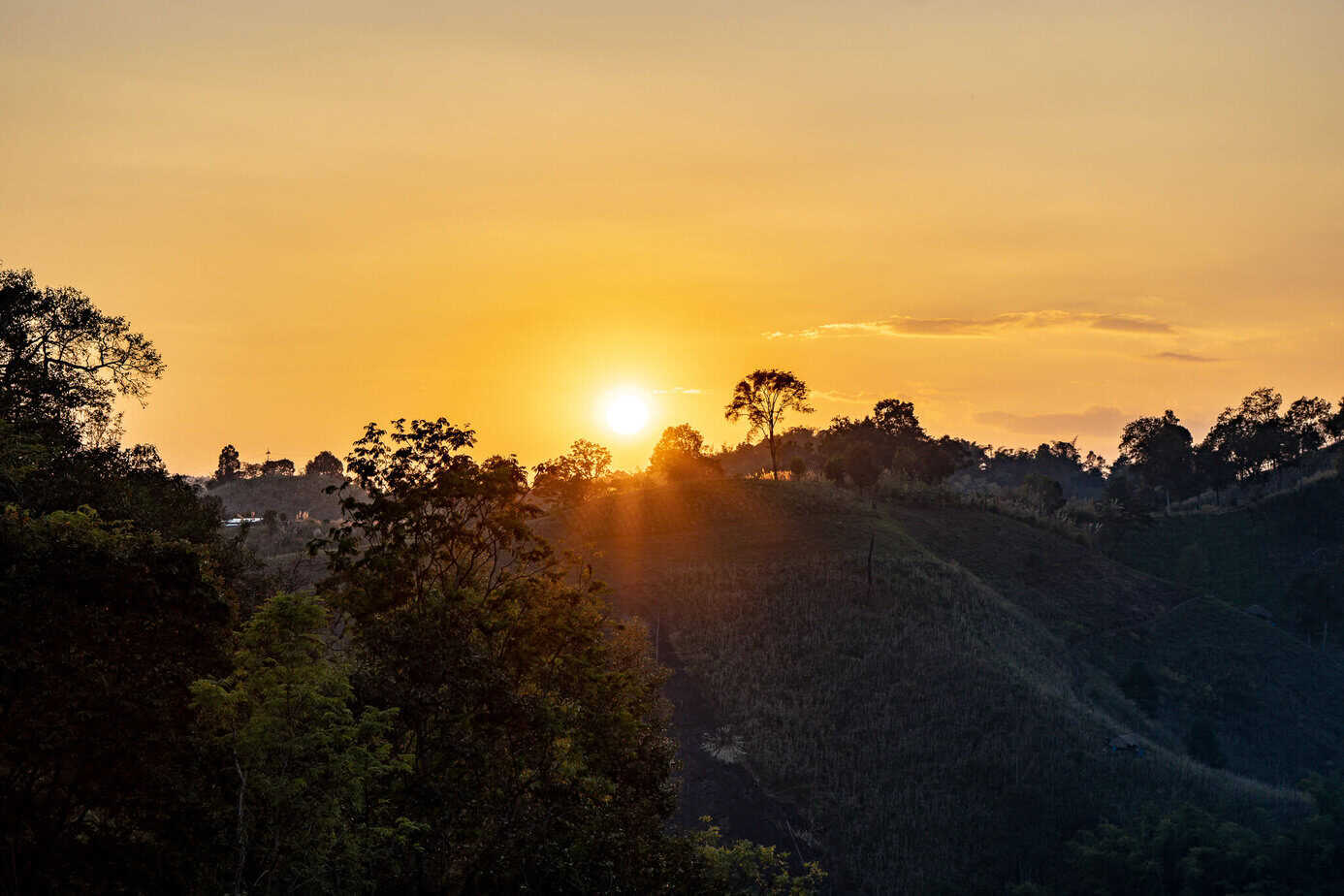 Chiang Rai: White Temple, Geheimtipps & Highlights im Norden Thailands 21 Sonnenuntergang in den Maesalong Mountains