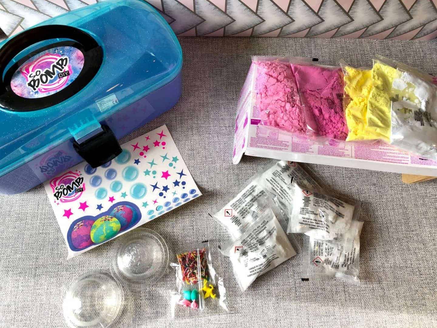 What's included in the So Bomb DIY Vanity Case?