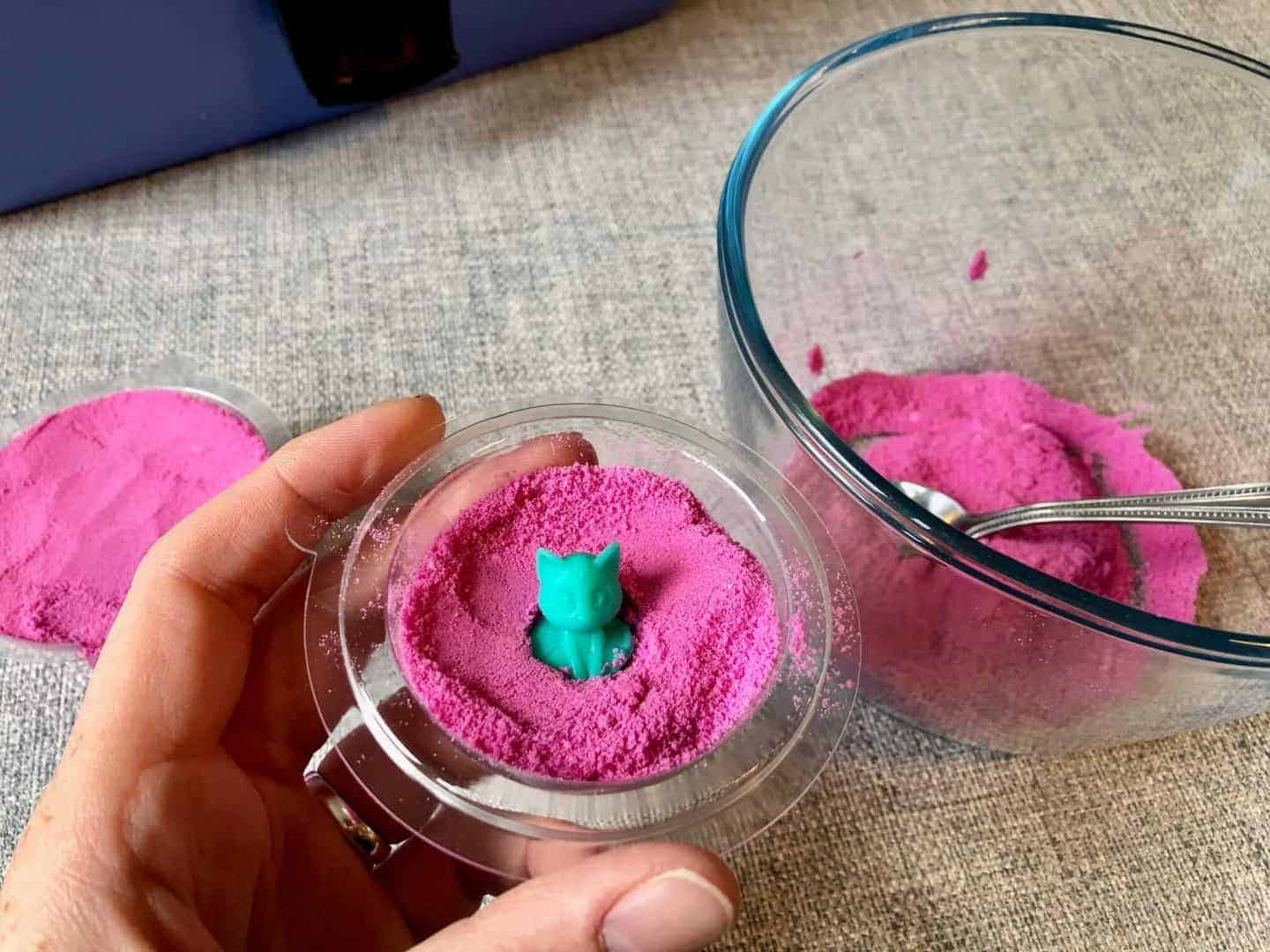 placing-figure-inside-bath-bomb-mould